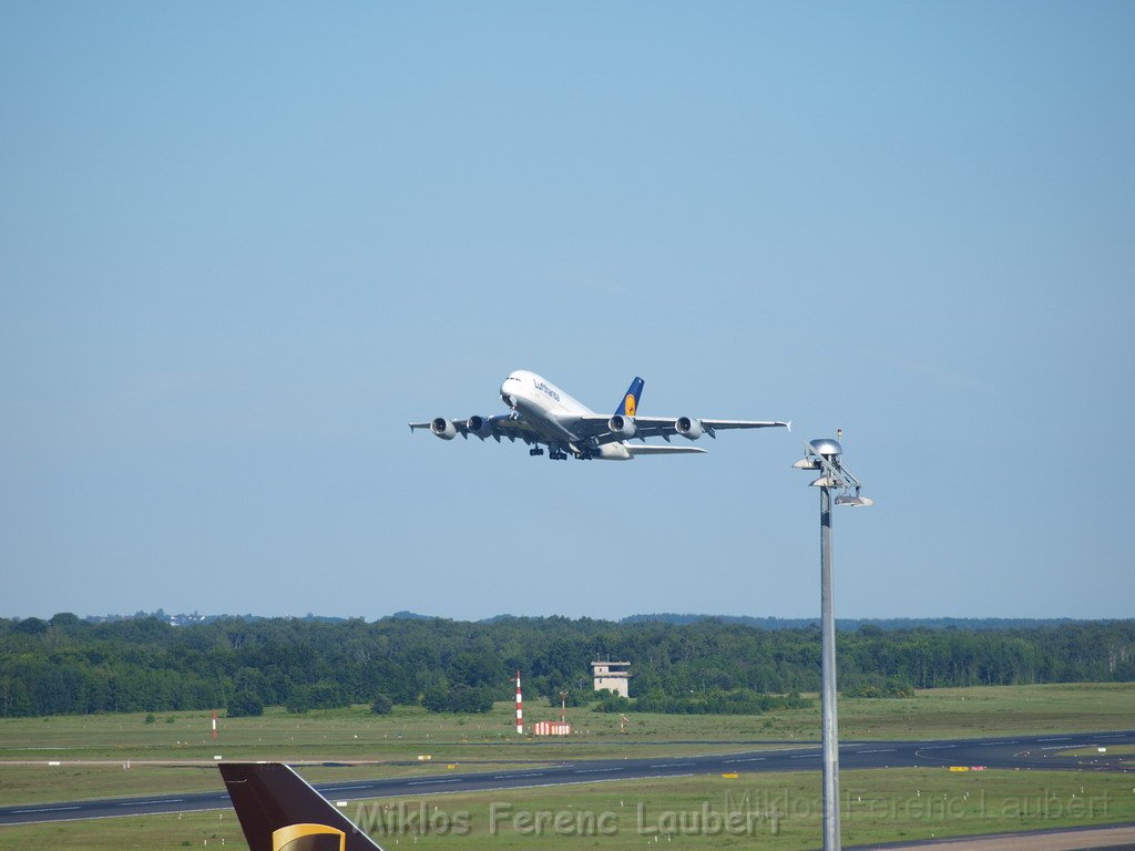 Lufthansa Airbus A 380 zu Besuch Flughafen Koeln Bonn P089.JPG